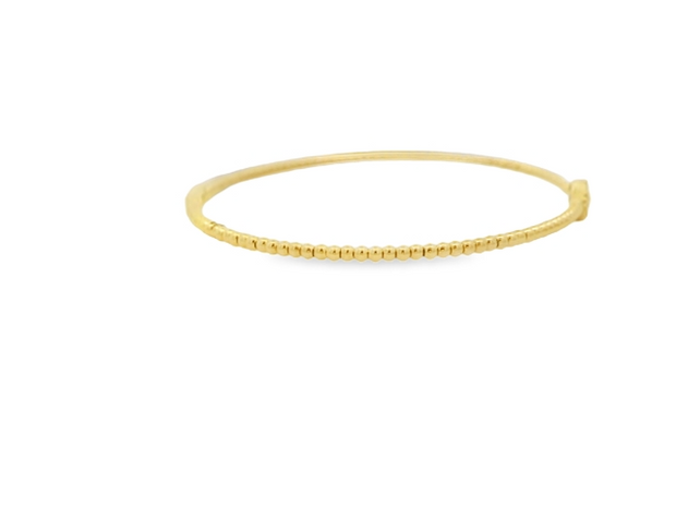 14K Yellow Gold Diamond Eye Flexible Bangle Bracelet

This stylish bangle bracelet features .07ctw of natural diamonds set in 14K yellow gold, creating a sleek and flexible design that adds a subtle sparkle to any look.